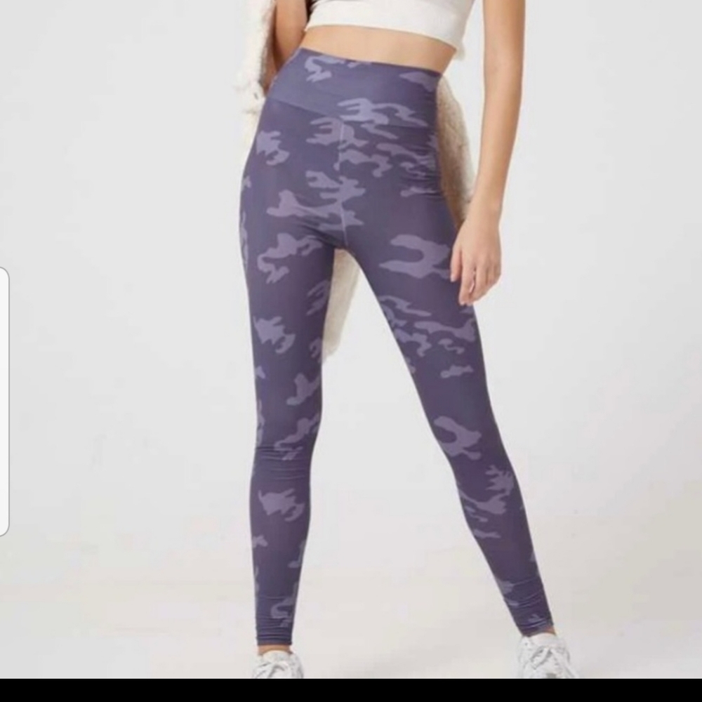 New Camo Leggings size Medium